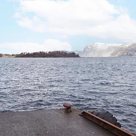 12 Person In Selje-by Traum