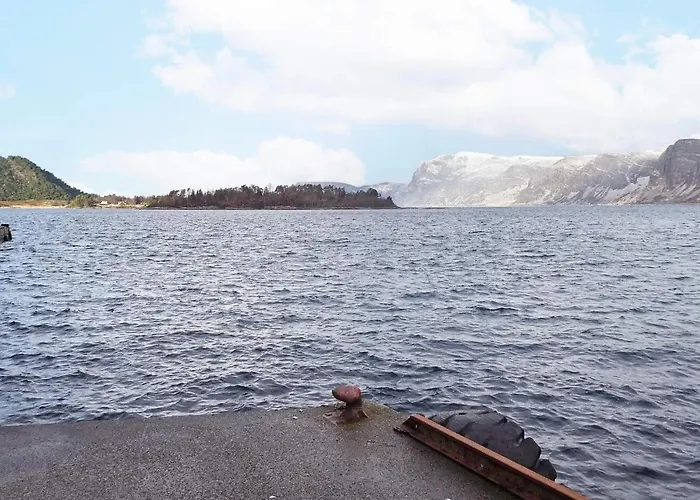 12 Person In Selje-by Traum