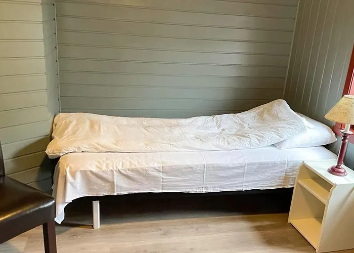 12 Person In Selje-by Traum